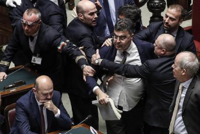 ++ Manovra: Camera, bagarre in Aula, seduta sospesa ++
