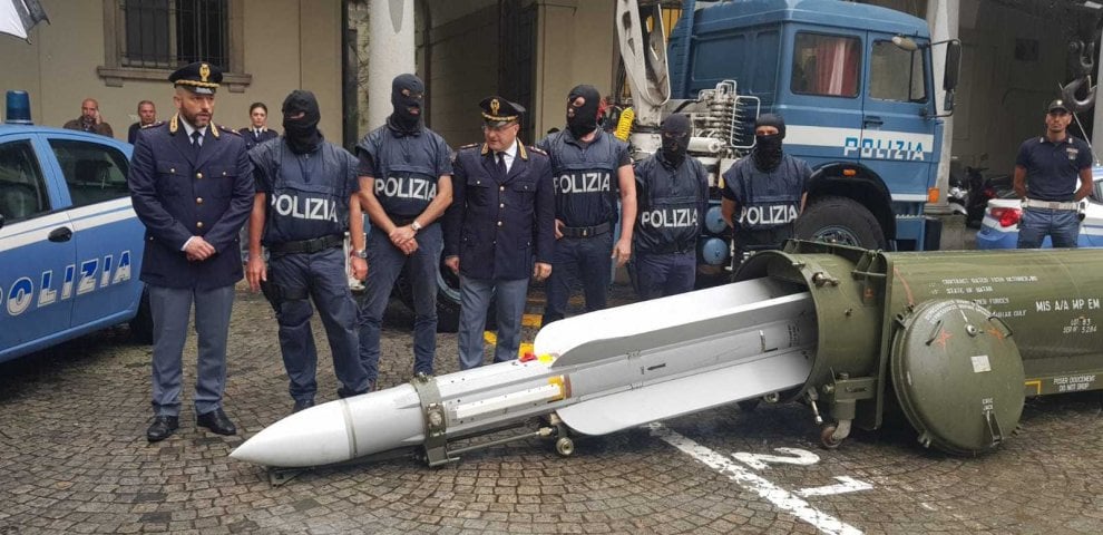 Photo of იტალიის პოლიციამ ულტრამემარჯვენე ორგანიზაციის არსენალში „ჰაერი-ჰაერის“ კლასის რაკეტა იპოვა