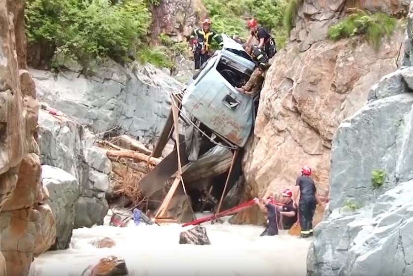 Photo of ტრაგედია თუშეთში: მანქანა ხევში გადავარდა, 6 ადამიანი დაიღუპა (ვიდეო)