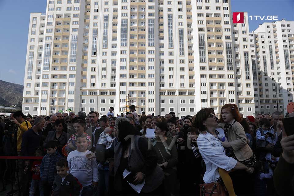 Photo of 700-მდე დევნილ ოჯახს თბილისში ბინები გადაეცა