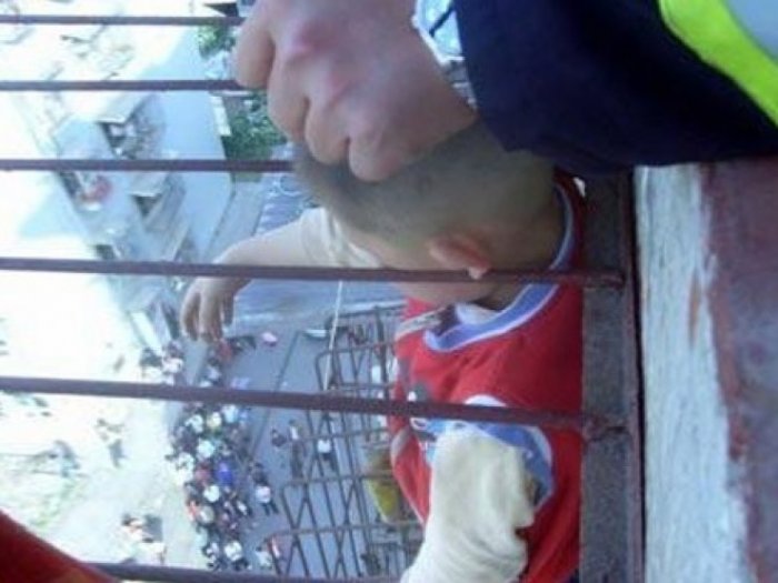 Photo of მერვე სართულის ფანჯრიდან გადმოვარდნილი 6 წლის ბიჭი ყურებმა გადაარჩინა