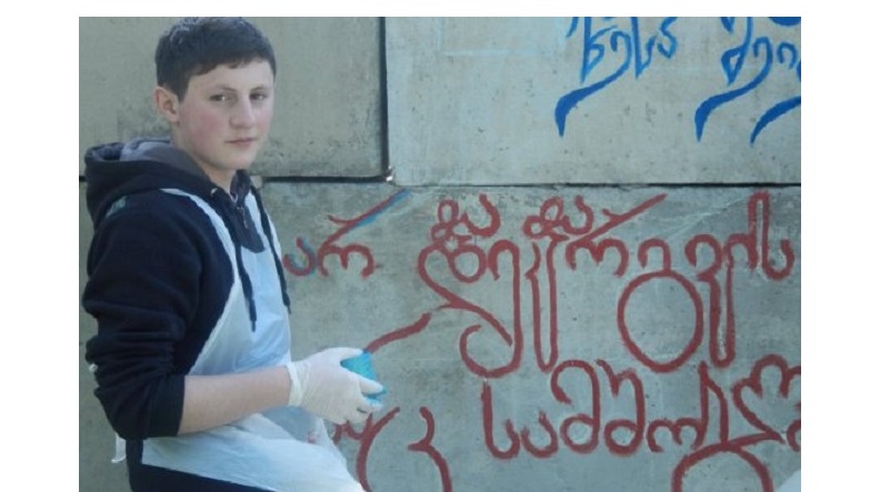 Photo of 19 წლის ბიჭი, რომელმაც სტრასბურგში მოძრავი ტრამვაი ქართული ანბანით მოხატა