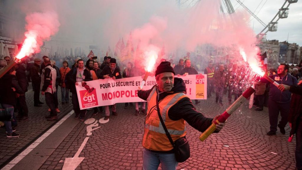 Photo of საფრანგეთში მაკრონის მიერ ინიცირებული საპენსიო რეფორმის წინააღმდეგ საყოველთაო გაფიცვა დაიწყო