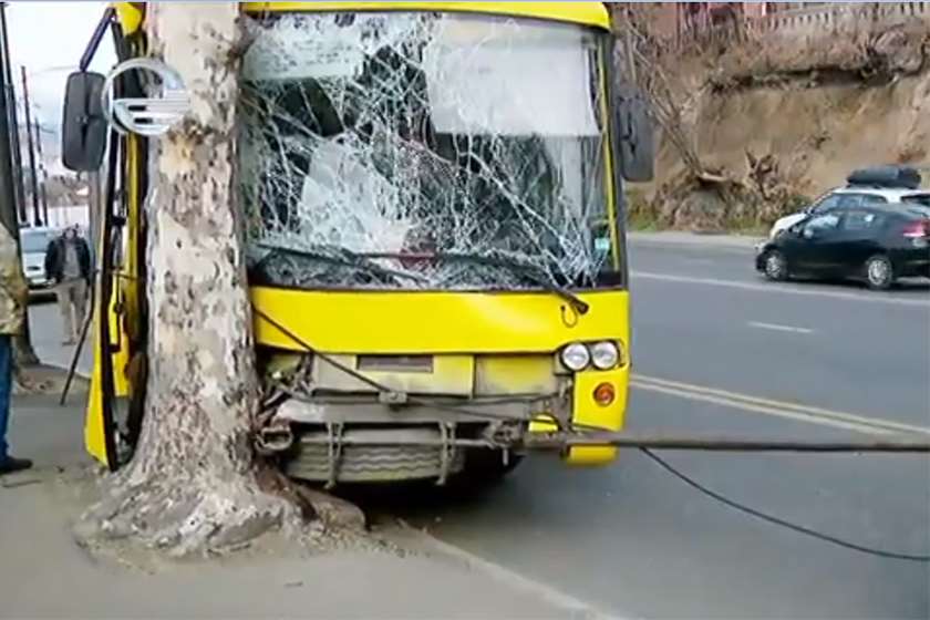 Photo of ავლაბარში ყვითელი ავტობუსი ხეს შეეჯახა, არის მსხვერპლი