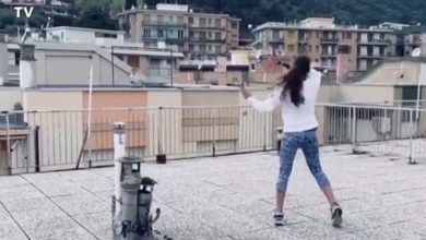 Photo of იტალია:  ჩოგბურთის თამაში მეზობელი სახლების აივნებიდან (ვიდეო)