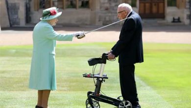Photo of ბრიტანეთის დედოფალმა რაინდად აკურთხა 100 წლის კაპიტანი ტომი, რომელმაც მედიცინის მუშაკებისთვის ფული შეაგროვა