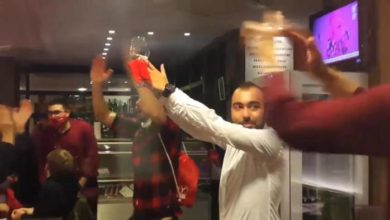 Photo of „შეგიძლიათ დამაკავოთ, მაგრამ არ დავკეტავ“ – პეზაროში პოლიციამ რესტორანში ჩხრეკა ჩაატარა (ვიდეო)