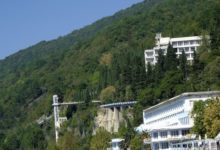 Photo of ძველ გაგრაში სანატორიუმ „მოსკოვს“ და ახლომდებარე საცხოვრებელ სახლებს ცეცხლი უახლოვდება