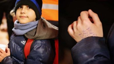 Photo of 11 წლის უკრაინელ ბიჭს, ხელზე დაწერილი ტელეფონის ნომრით, რომელიც უკვე მსოფლიომ გაიცნო, დედა ცოცხალი ჰყავს