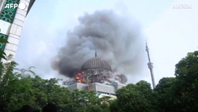 Photo of ინდონეზიაში ისლამური ცენტრის დიდი მეჩეთის გუმბათი ჩაინგრა ხანძრის გამო (ვიდეო)