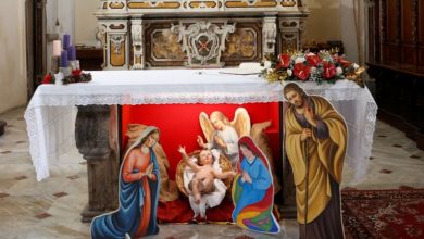 Photo of იტალიაში ქრისტეშობის სცენას, რომელშიც იესო ორი დედითაა წარმოდგენილი, საშიში და მკრეხელური უწოდეს