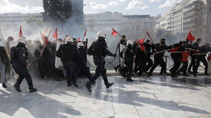 შეტაკება ათენში: ბერძენმა სტუდენტებმა პოლიციას „მოლოტოვის კოქტეილები“ ესროლეს – რას აპროტესტებს 12 ათასზე მეტი სტუდენტი