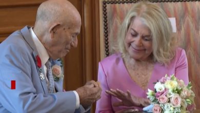 Photo of 100 წლის ომის ვეტერანმა თავის 96 წლის გულისსწორზე იქორწინა ოპერაცია „ნეპტუნის“ 80 წლისთავზე (ვიდეო)