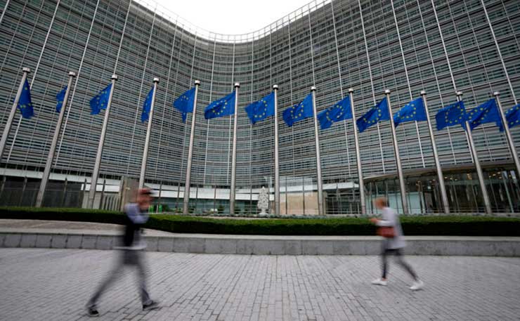 ბერლემონის შენობა (ფრ. Bâtiment Berlaymont) ბრიუსელში — ევროკომისიის შტაბი, ფონზე ევროპელთა ნახევარი მხარს უჭერს ევროკავშირის გაფართოებას