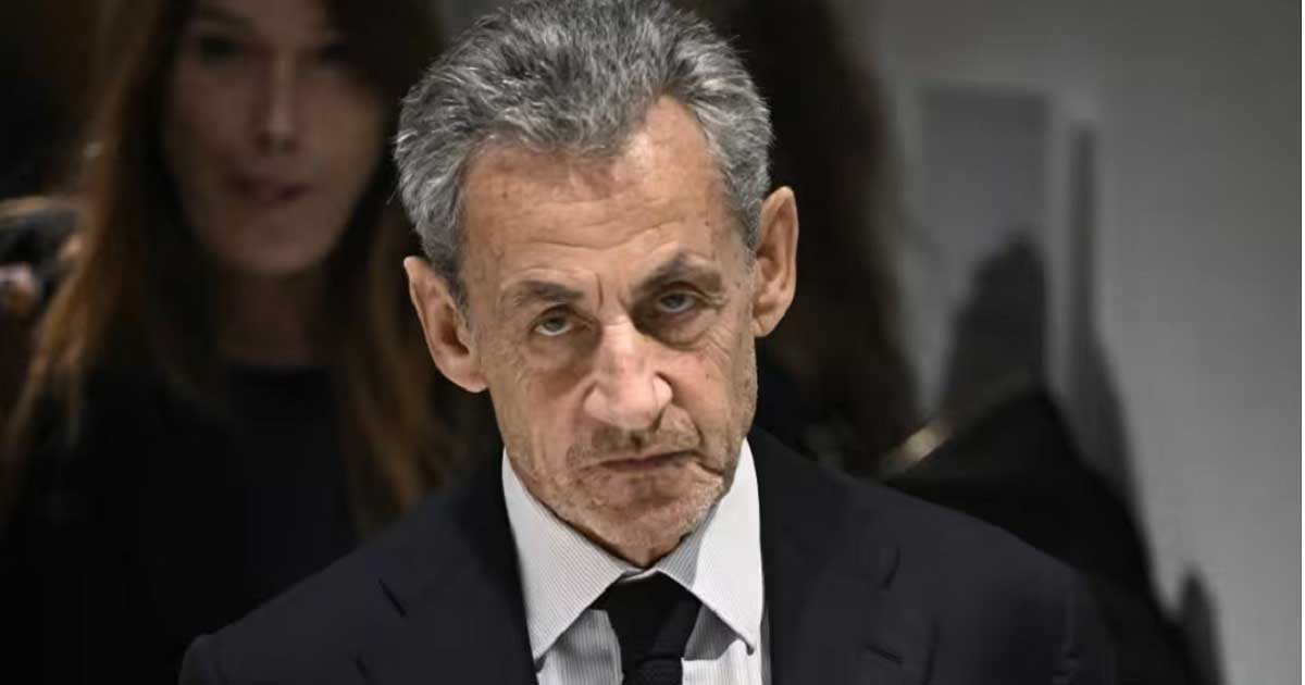Nicolas Sarkozy quitte le tribunal de Paris après sa condamnation dans l'affaire des soupçons de financement libyen, le 25 septembre 2025