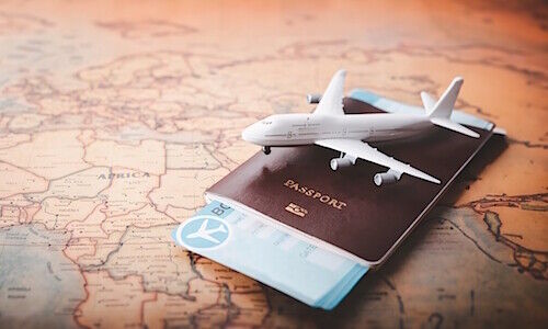თვითმფრინავი პასპორტზე ბილეთებით - Henley Passport Index 2025-ის რეიტინგის ილუსტრაცია.