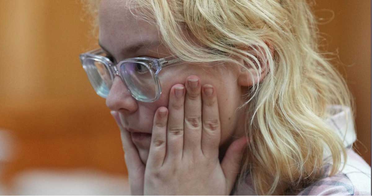 დიანა ლოგინოვა, ქუჩის მუსიკოსი სანკტ-პეტერბურგიდან, ომის საწინააღმდეგო სიმღერების ქუჩაში შესრულების გამო მესამედ დააპატიმრეს