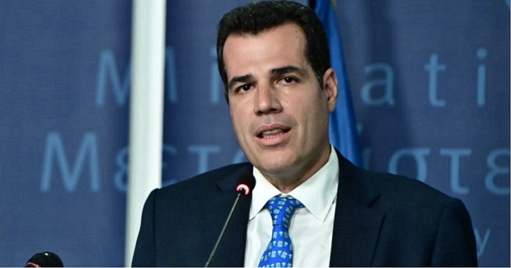 ტანოს პლევრისი, საბერძნეთის მიგრაციის მინისტრი, პრესკონფერენციაზე მიგრანტთა ასაკის შემოწმების შესახებ განცხადების გაკეთების დროს.