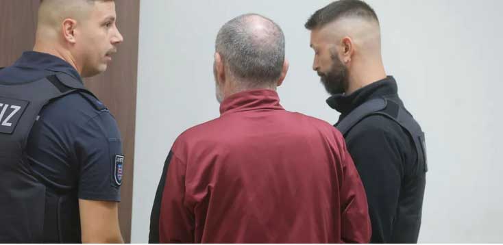 ცოლის მკვლელობის მცდელობაში ბრალდებული ქართველი მამაკაცი სასამართლო სხდომაზე მიჰყავთ გერას რაიონულ სასამართლოში, გერმანია.