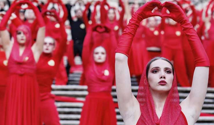 ქალები წითელ სამოსში რომში, 2025 წლის 25 ნოემბერი, ქალთა მიმართ ძალადობის აღმოფხვრის საერთაშორისო დღე. იტალიამ ფემიციდზე ახალი კანონი მიიღო