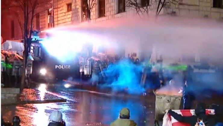 დეკემრის აქციის დაშლა წყლის ჭავლით - სუს-ის განცხადებით, წყლის ჭავლში Chlorobenzylidenemalononitrile იყო შერეული