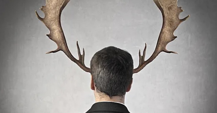 ირმის დიდი რქები კაცის თავზე – სიმბოლო, რომელსაც ისტორიულად მოტყუებულ მეუღლეს უკავშირებდნენ