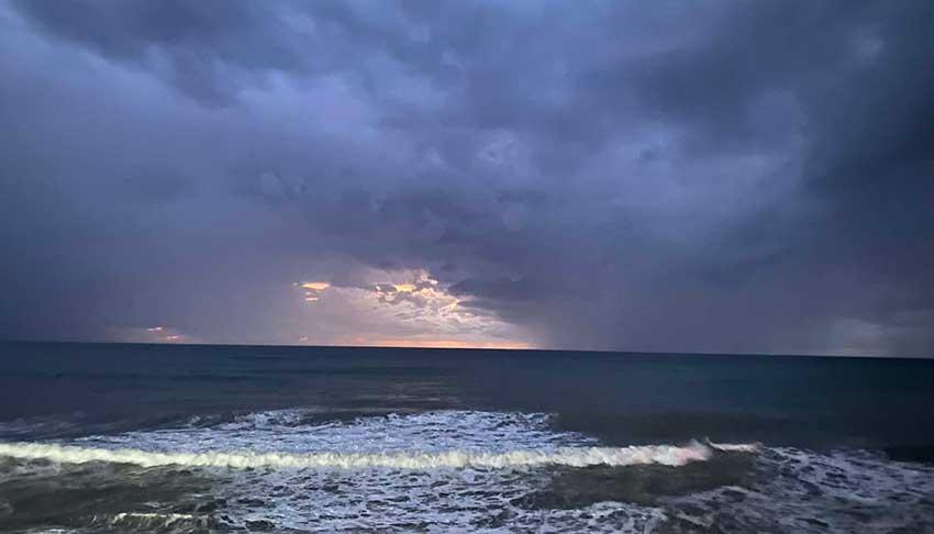 საავდროდ გამზადებული ცა და მღელვარე ზღვა მზის ჩასვლის წინ - ამინდი საქართველოში