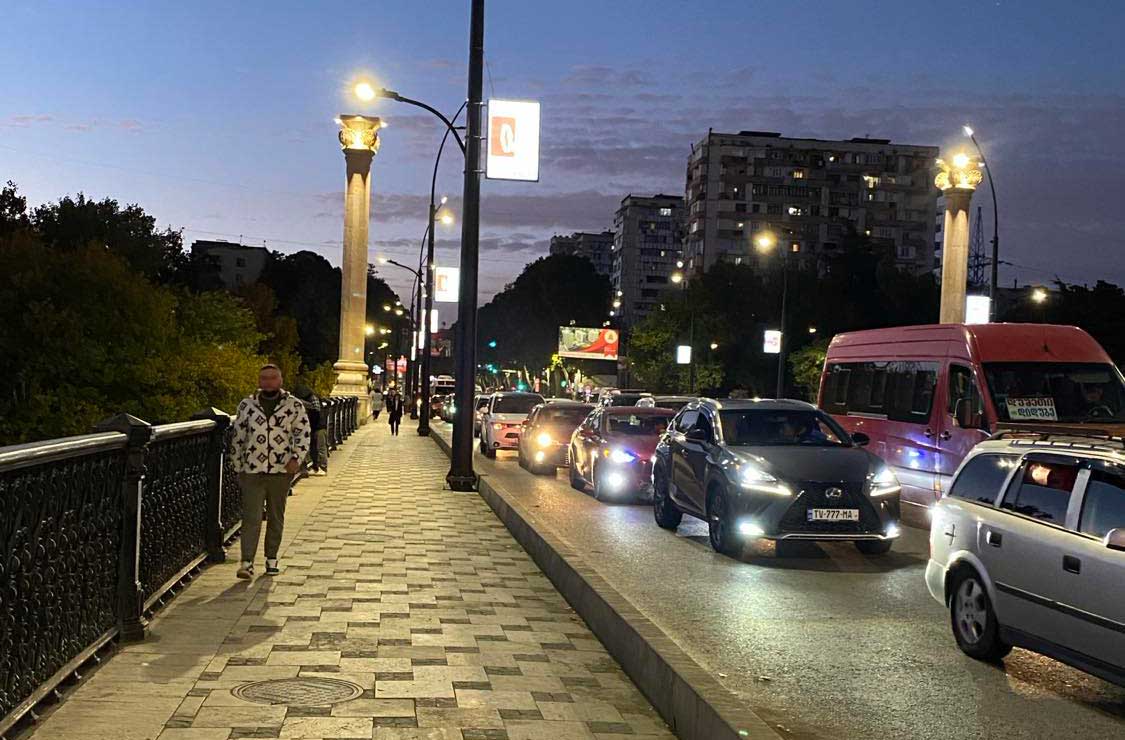 ავტომანქანები დიდუბის ხიდზე - პირველი აპრილიდან აიკრძალება 6 წელზე მეტი ასაკის M1 კატეგორიის ავტომობილების იმპორტი საქართველოში, პირველადი და დროებითი რეგისტრაცია