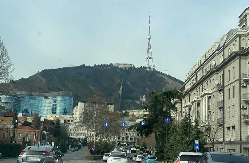 თბილისი ადრიან გაზაფხულზე - მოჩანს მთაწმინდა, ანძა და მამადავითი