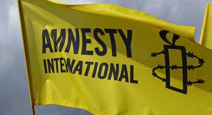 Amnesty International-ის ლოგო, დროშა, ადამიანის უფლებათა დაცვის საერთაშორისო ორგანიზაცია.